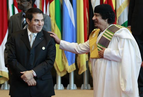 Le président tunisien Zine el-Abidine Ben Ali avec son homologue libyen Mouammar Kadhafi à Tripoli (Libye), le 29 novembre 2010, peu avant la chute de chacun de ces deux dirigeants.