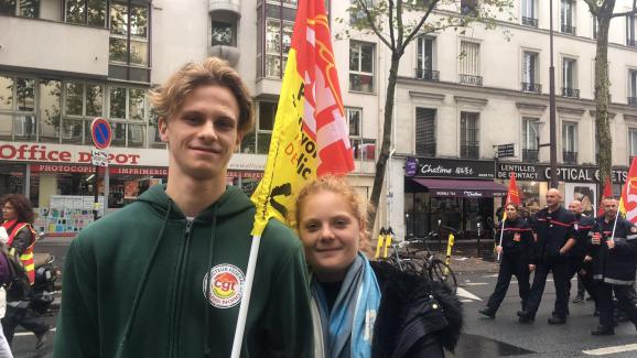 Florian, 20 ans, et Laure, 19 ans, défilent contre la réforme du système des retraites mardi 24 septembre à Paris.