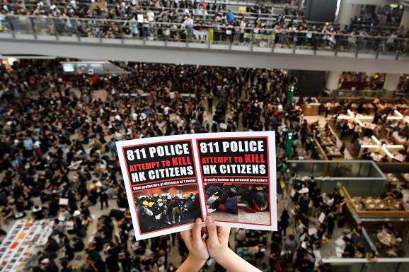 Pour protester contre le projet de loi d\'extradition et les violences policières, les manifestants hongkongais envahissent l\'aéroport de Hong Kong, le 12 août 2019.