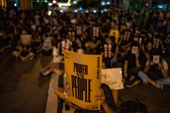 \"Le pouvoir au peuple\", demande ce militant lors de la manifestation du 16 août 2019 à Hong Kong.