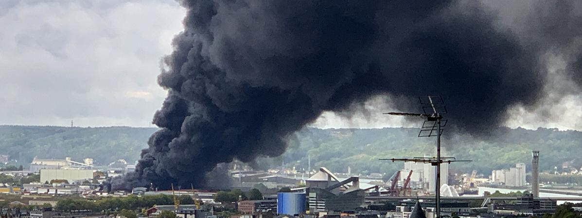 Une épaisse fumée noire s\'échappe du site Lubrizol de Rouen, durant un important incendie, le 26 septembre 2019.