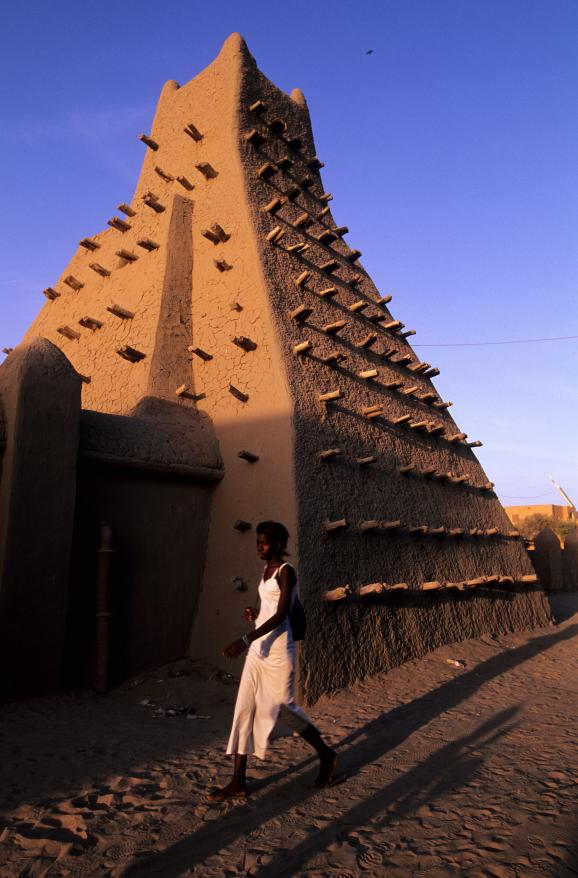 La mosquée de Sankoré à Tombouctou (Mali), bâtie au XIVe siècle. Au XVIe, l’imam Al Aqib fit démolir le sanctuaire et le fit reconstruire en lui donnant les dimensions de la Kaaba de la Mecque. L\'édifice a été classé en 2008 au Patrimoine mondial de l\'Unesco. 