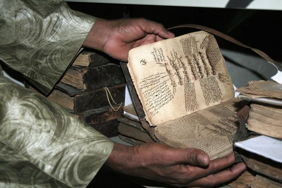 Un précieux manuscript ancien de Tombouctou (photo prise le 1er février 2013). Ces écrits en arabe ont été rédigés en général aux XVe et XVIe siècles. \"Dotée de la prestigieuse université coranique de Sankoré et d\'autres medersa, Tombouctou était aux XVe et XVIe siècles une capitale intellectuelle et spirituelle et un centre de propagation de l\'islam en Afrique\", explique l\'Unesco.