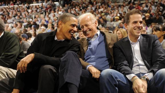 Barack Obama, Joe Biden et Hunter Biden lors d\'un match de basket à Washington (Etats-Unis), le 30 janvier 2010.