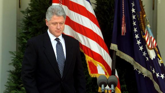 Bill Clinton réagit à son acquittement par le Sénat à la fin d\'une procédure de destitution, le 12 février 1999.