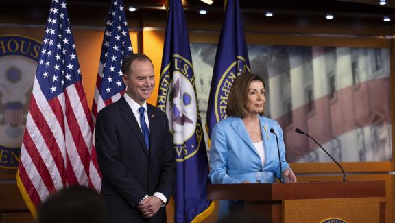 Les élus démocrates Adam Schiff et Nancy Pelosi, meneurs de la procédure de destitution engagée contre Donald Trump, lors d\'une conférence de presse à Washington (Etats-Unis), le 2 octobre 2019.