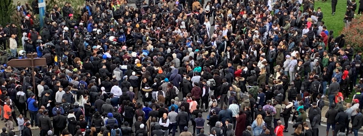 Rassemblement Ã  Villiers-le-Bel (Val d'Oise) aprÃ¨s la mort d'un jeune homme Ã  moto, le 7 octobre 2019.