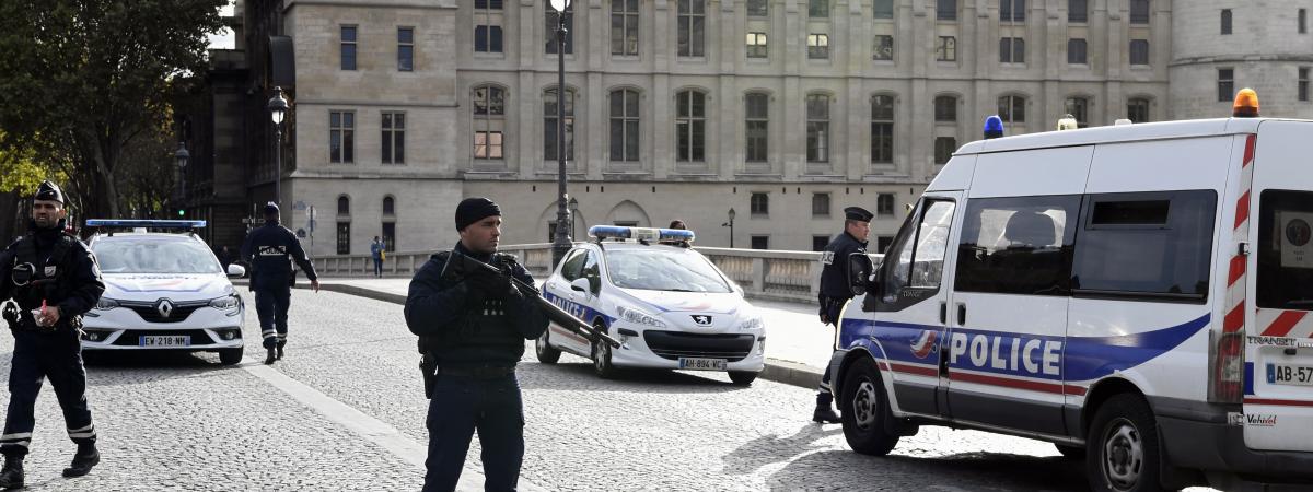 Des policiers après l\'attaque au couteau à la préfecture de police de Paris, le 3 octobre 2019.