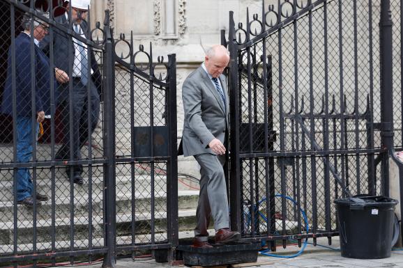 Le général Jean-Louis Georgelin, chargé de piloter le chantier de reconstruction de la cathédrale Notre-Dame, à a sortie&nbsp;de la première messe célébrée après l\'incendie,&nbsp;le 15 juin 2019