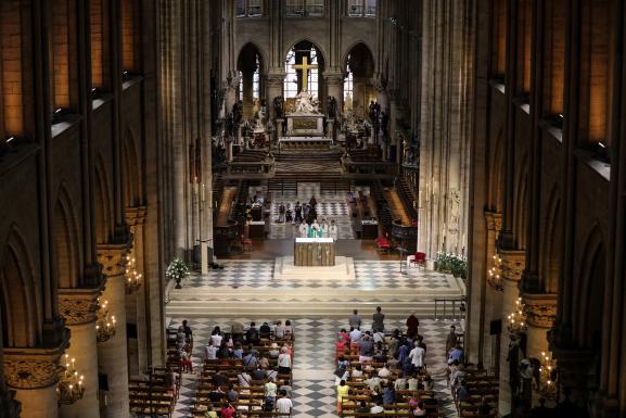 Fidèles assistant à la messe, Notre-Dame de Paris, 26 juin 2018