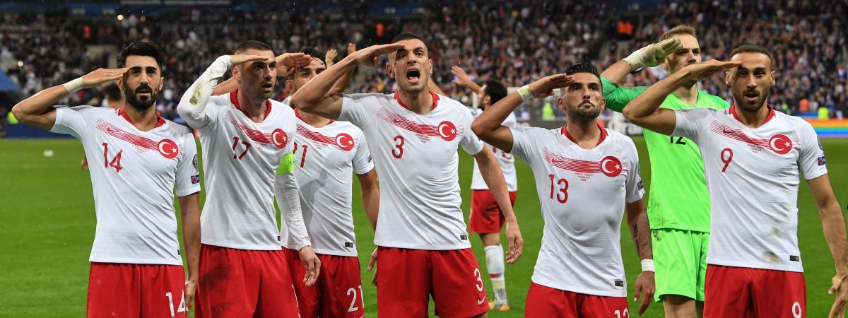 Foot Face A La France Les Joueurs Turcs Ont A Nouveau Celebre Leur But Avec Un Salut Militaire