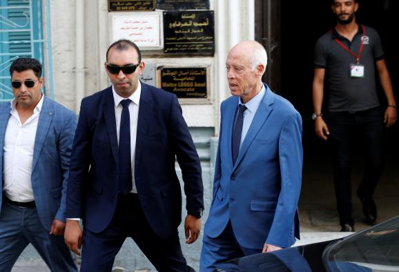 Kaïs Saïed, entouré de gardes du corps, près de son QG électoral à Tunis le 11 octobre 2019, à deux jours du 2e tour de l\'élection présidentielle