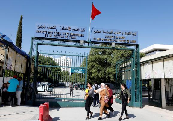 L\'entrée de l\'université Tunis El Manar, le 14 octobre 2019. Les jeunes ont voté massivement en faveur de la candidature de Kaïs Shaïed, élu la veille à la présidence de la Tunisie.