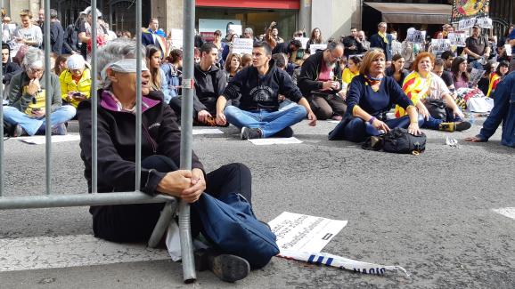 Teresa, une manifestante pro-indépendance de la Catalogne lors d\'un rassemblement dans les rues de Barcelone (Espagne), le 23 octobre 2019.