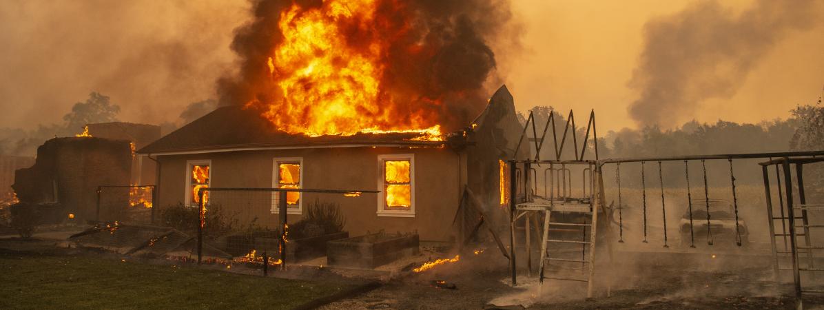 Une maison brûle à Geyserville, en Californie (Etats-Unis), le 24 octobre 2019.