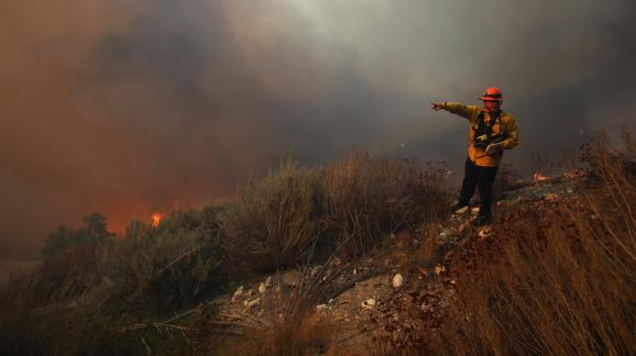 Un pompier surveille la progression du \"Tick Fire\" à Canyon Country, en Californie (Etats-Unis), le 24 octobre 2019.