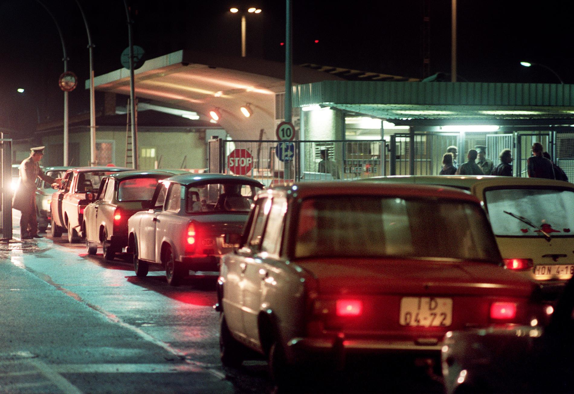 Des résidents de l\'Est patientent dans leurs Trabant au passage du checkpoint berlinois d\'Invalidenstraßen, le 10 novembre 1989.