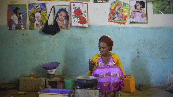 Zaid Aregawi photographiée chez elle, dans le village de Sebeya, à la frontière érythréene, près d\'Adigrat dans le nord de l\'Ethiopie, le 23 octobre 2011.