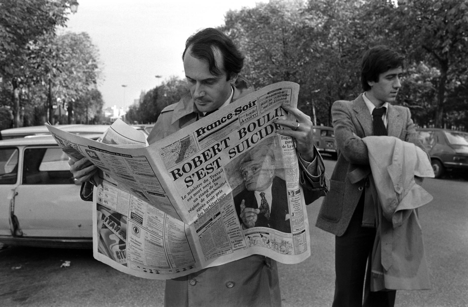 Un homme lit le journal \"France Soir\", à Paris, le 30 octobre 1979, jour de l\'annonce de la mort de Robert Boulin.