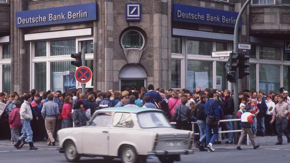 Des Allemands de l\'Est patientent devant une banque afin d\'obtenir 100 Marks de bienvenue, le 10 novembre 1989.