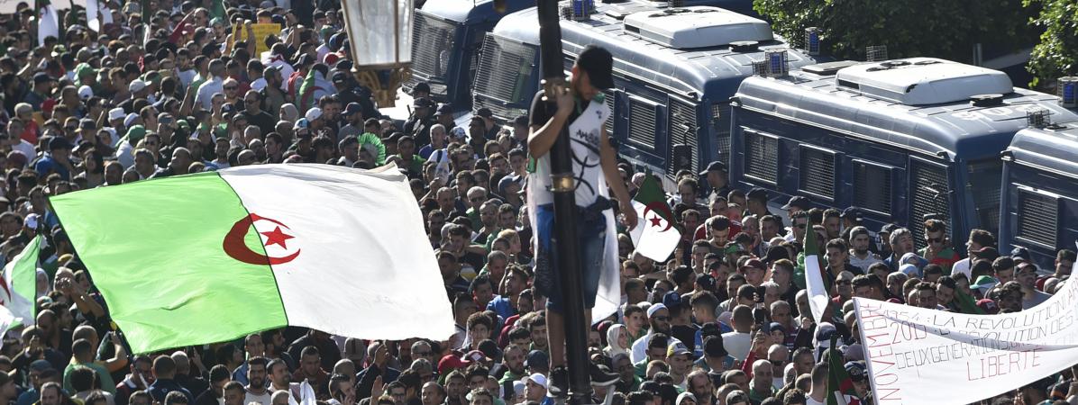 Ã Alger, les manifestants rÃ©clament une "nouvelle indÃ©pendance", ce vendredi 1er novembre, 65 ans aprÃ¨s le dÃ©but de la guerre contre le colonisateur franÃ§ais.