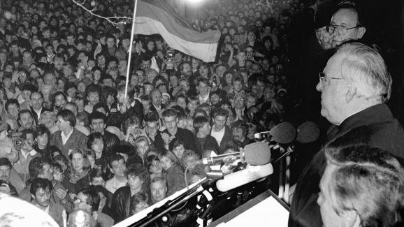 Le chancelier Helmut Kohl s\'adresse à 100 000 personnes massées devant le Mur, le 10 novembre 1989.