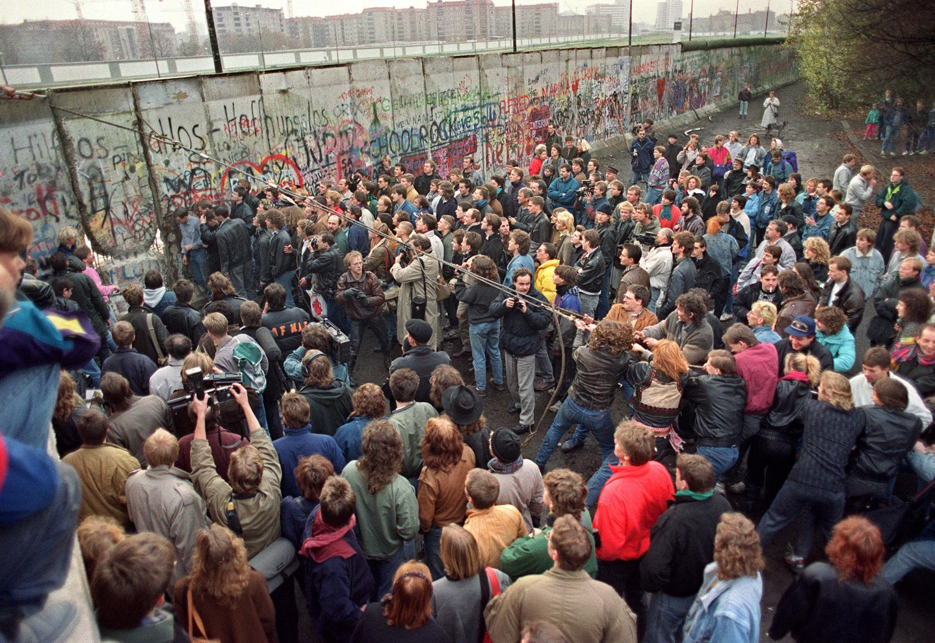 Des Ouest-Berlinois tentent de faire tomber une section du Mur, près de Potsdamer Platz, le 11 novembre 1989.