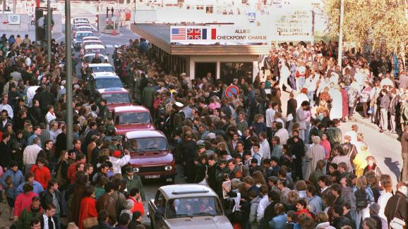 Des cortèges de Trabant se forment pour passer à l\'Ouest, le 10 novembre 1989.