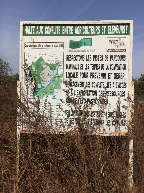 Au Mali, les panneaux appelant éleveurs et agriculteurs à ne pas entrer en conflit sont masqués par la végétation. La preuve que les couloirs de transhumance, mis en place du temps de la colonisation et réactivés récemment, ne sont pas respectés.&nbsp;