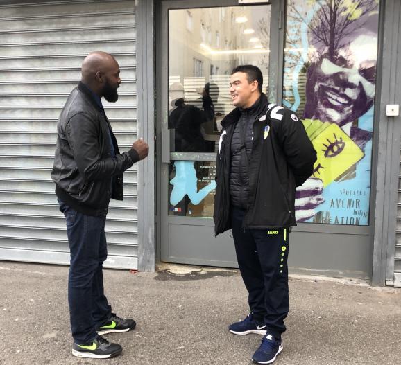 Saïd (à gauche) et un autre médiateur de Chanteloup-les-Vignes (Yvelines), le 5 novembre 2019.&nbsp;