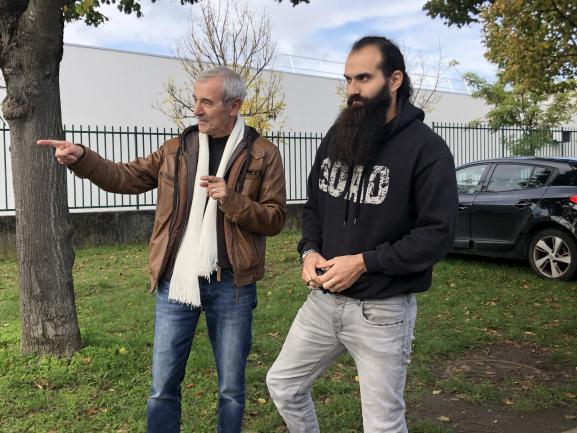 Pierre Cardo et Vincent, à quelques mètres du chapiteau de Chanteloup-les-Vignes, le 5 novembre 2019.&nbsp;