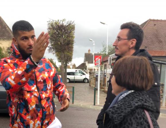 Kader, jeune habitant de Chanteloup-les-Vignes (Yvelines), interpelle la maire LR de la ville, Catherine Arenou, et son directeur de cabinet.