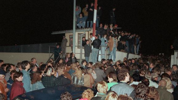 Des Berlinois de l\'Est passent un point de contrôle en direction de l\'Ouest, dans la nuit du 9 au 10 novembre 1989.