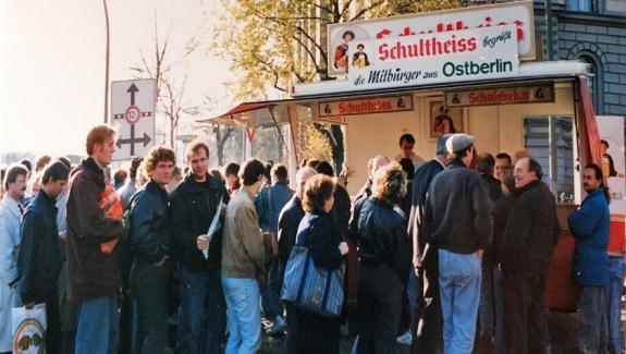 Des files d\'attente s\'étendent dans les rues de Berlin, ici à Invalidenstraße.