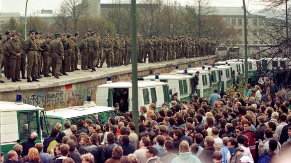 Des centaines de Berlinois de l\'Est face aux \"Vopos\" déployés sur le Mur, le 11 novembre 1989, près de la porte de Brandebourg.