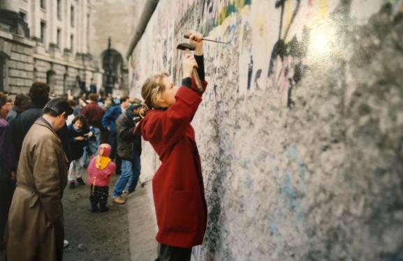 Sandra De Rouck essaie de casser des morceaux de mur, le 10 novembre 1989.