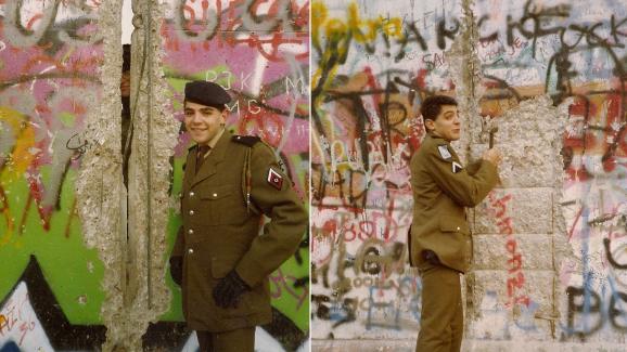 Dans l\'après-midi du 10 novembre 1989, David Benaïm pose devant le mur de Berlin, dans lequel une faille laisse entrevoir un soldat est-allemand.