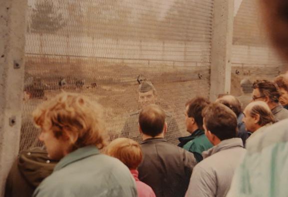 De part et d\'autre des barbelés, des soldats et la foule se regardent, le 11 novembre 1989.