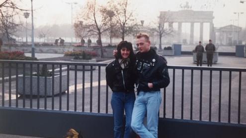 Emmanuelle Atlan et son ami dans les rues de Berlin, le 11 novembre 1989, la porte de Brandebourg en arrière-plan.