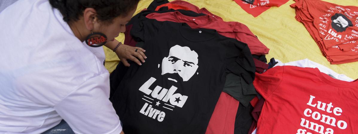 Une partisane de Lula prépare un T-shirt à l\'effigie de l\'ancien président, à Curitiba (Brésil), vendredi 8 novembre 2019.