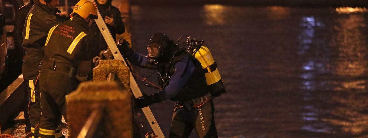 Des pompiers et policiers effectuent des recherches dans la rivière Moïka où a été retrouvé Oleg Sokolov, le 9 novembre 2019.&nbsp;