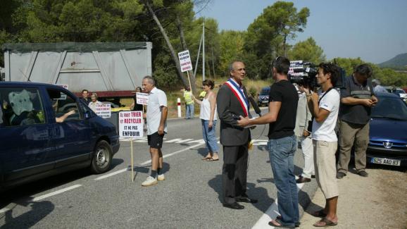 Jean-Luc Longour, maire du Cannet-des-Maures, participe à une manifestation contre la décharge, le 10 août 2009.