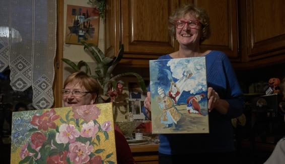 Liliane (à gauche) et Marylène, deux anciennes élèves de Chantal Mazet, présentent leurs créations.&nbsp;