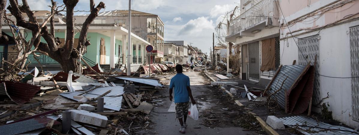 Un homme marche au milieu des dégâts causés par l\'ouragan Irma à Marigot (Saint-Martin, France), le 8 septembre 2017.