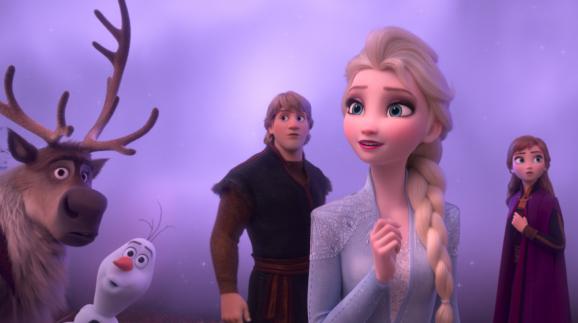 La reine Elsa, au centre, sa sœur Anna, Kristoff, le renne Sven et le bonhomme de neige Olaf dans une image tirée de \"La Reine des neiges 2\", sorti le 20 novembre 2019.