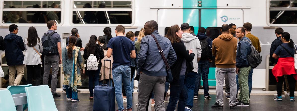 &nbsp;Des personnes attendent le RER pendant la grève de la RATP à Paris, le 13 septembre 2019.