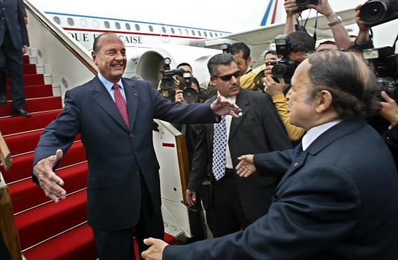 Le président algérien,&nbsp;Abdelaziz Bouteflika&nbsp;(à droite), accueille son homologue français, Jacques Chirac, à son arrivée à l\'aéroport d\'Alger le 15 avril 2004.