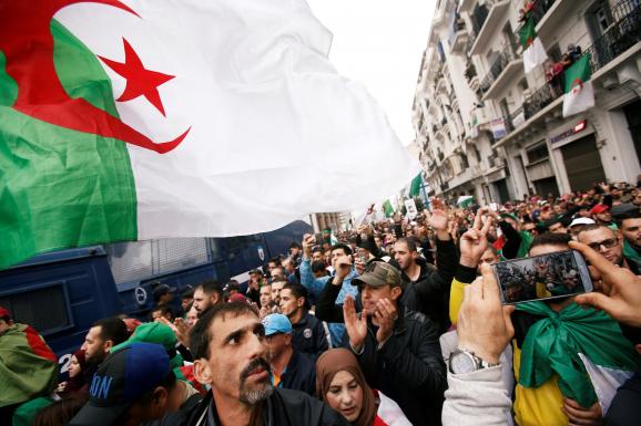 Manifestants arborant le drapeau national à Alger le 22 novembre 2019