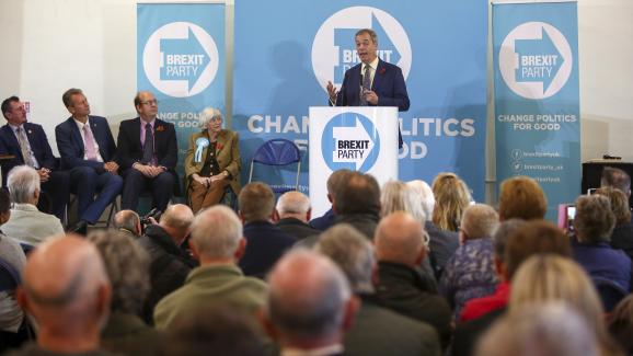 Le leader du parti europhobe Brexit Party, Nigel Farage, lors d\'un événement de la campagne pour les élections législatives britanniques, le 8 novembre 2019 à Pontypool (Royaume-Uni).&nbsp;