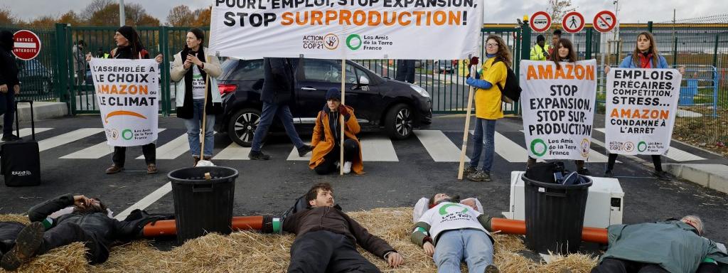 Devant l\'entrepôt Amazon de Brétigny-sur-Orge (Essonne), le 28 novembre 2019.